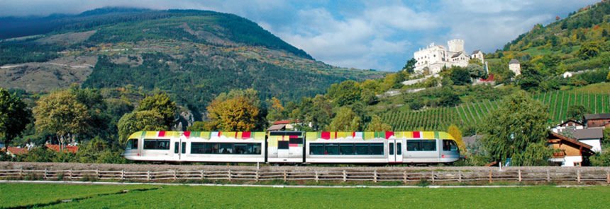 Vinschger Bahn mit Blick auf die Churburg Vinschger Bahn mit Blick auf die Churburg